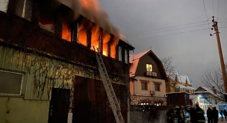 В Киеве не могут потушить 3-этажный жилой дом