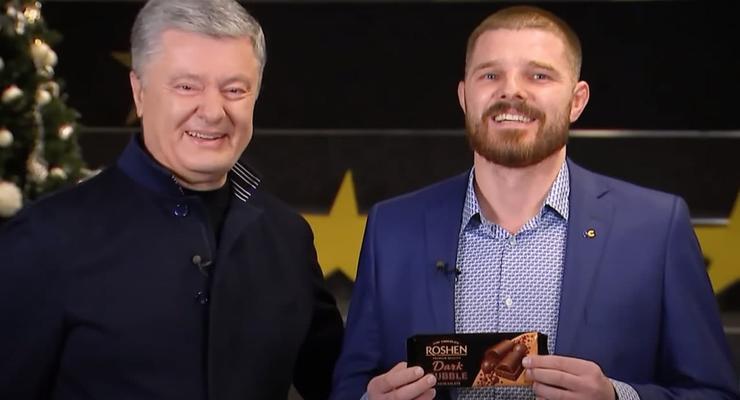 В Борисполе мэру от Порошенко подарили шоколадку "Рошен"