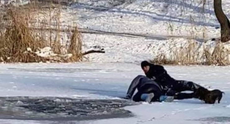 В Киеве двое с собакой гуляли на озере и ушли под лед