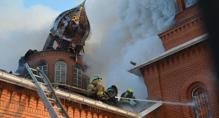 Под Днепром потушили пожар в церкви Феодосия Черниговского