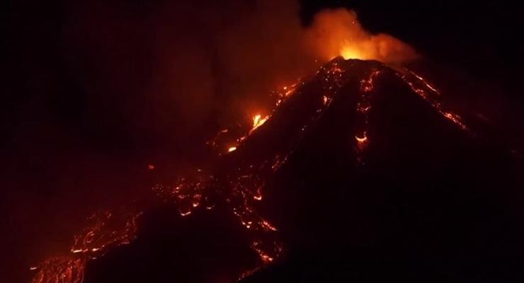 Извержение самого высокого вулкана Европы засняли на видео