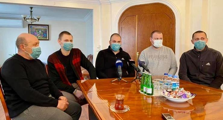 В Украину вернулись моряки, спасенные с затонувшего сухогруза