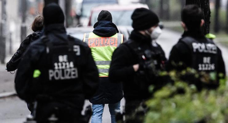 Бросавшего в посольство США снежки в Берлине задержала полиция