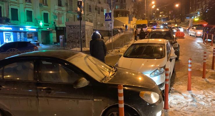 В Киеве из-за прорыва трубы столкнулось пять легковушек и военный ЗИЛ