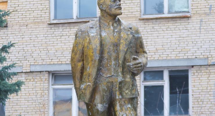 Остался еще один: На Одесчине снесли "позолоченный" памятник Ленину