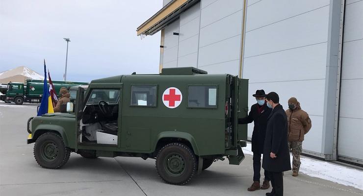 Латвия подарила Украине семь военно-медицинских машин