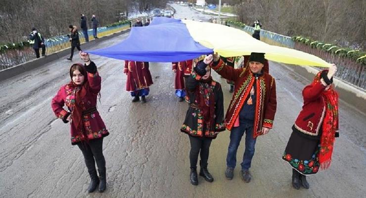 В День Соборности две области Украины соединил 50-метровый флаг
