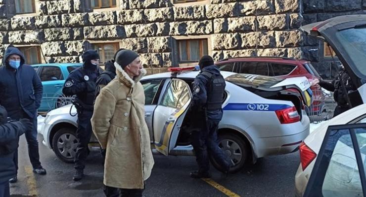 Полиция открыла дело из-за задержания мужчины с оружием возле Рады