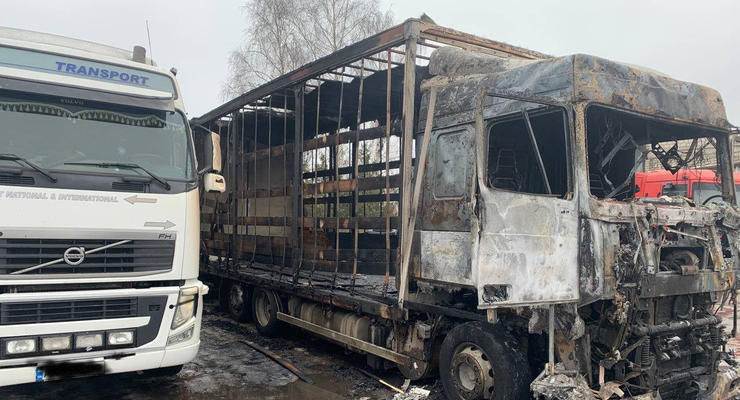 Под Харьковом в сгоревшей фуре нашли труп водителя