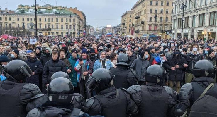 На протестах в России задержали более 1000 человек