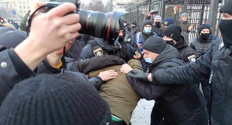 На митинг за Навального у посольства РФ в Киеве напали неизвестные