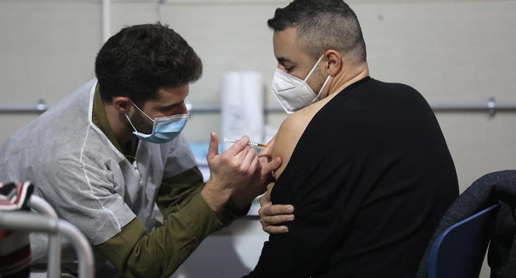 В Израиле начали вакцинировать от коронавируса старшеклассников