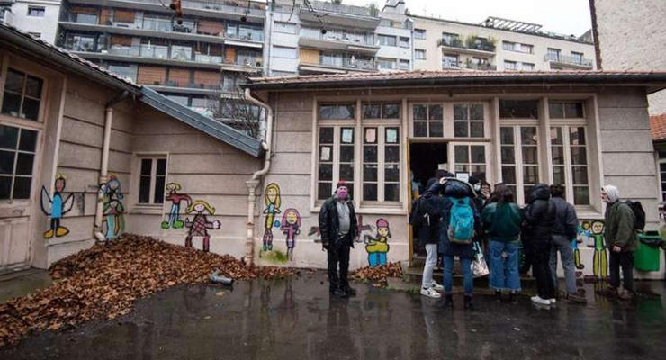 В Париже около 300 мигрантов оккупировали здание детского сада