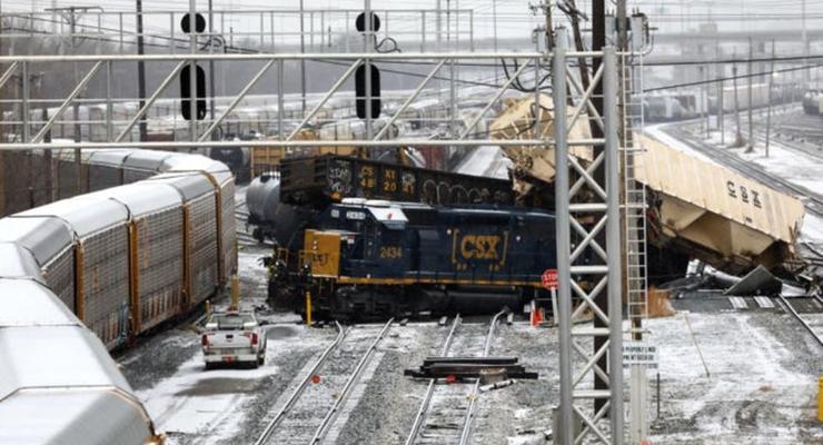 Семь вагонов грузового поезда сошли с рельсов в США
