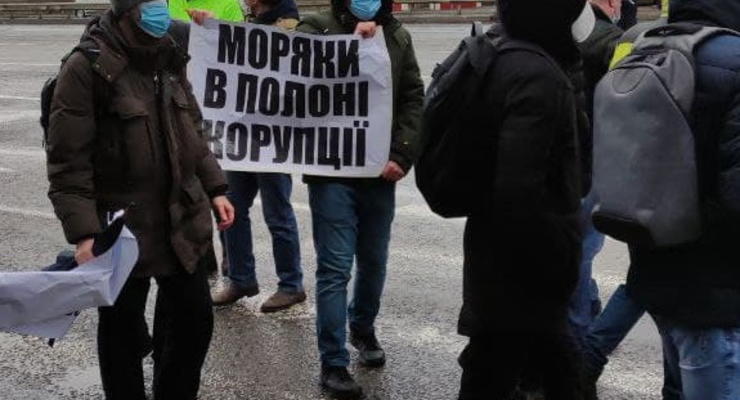 Перекрывают дороги: В ряде украинских городов митингуют моряки