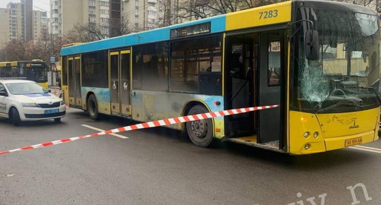 В Киеве автобус сбил пешехода на “зебре”