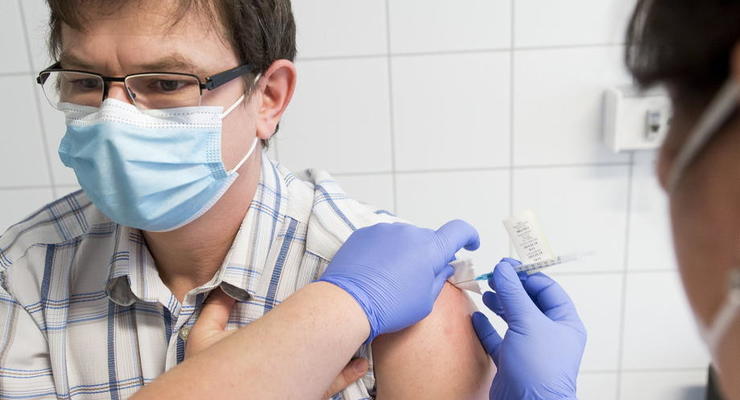 Украинцы доверяют COVID-вакцине из РФ больше, чем китайской – опрос