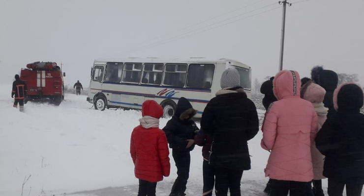 На Волыни автобус с детьми застрял в снежном сугробе
