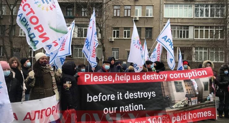 Жгут файеры и ждут Авакова: В Киеве митингуют вкладчики “Аркады”