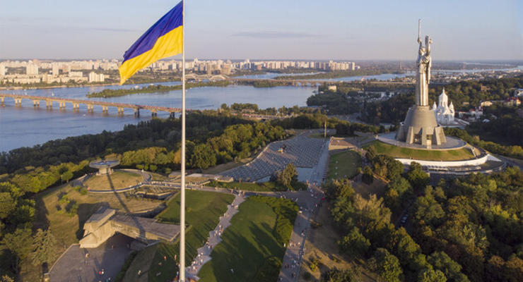 В Киеве решили приспустить главный флаг на склонах Днепра