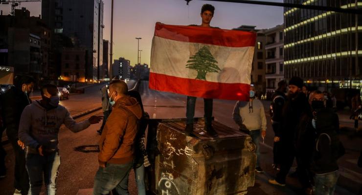 В Ливане протестующие закидали полицию боевыми гранатами