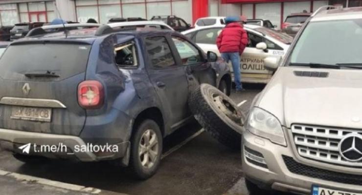 В Харькове у фуры на ходу отлетели колеса и побили авто на стоянке