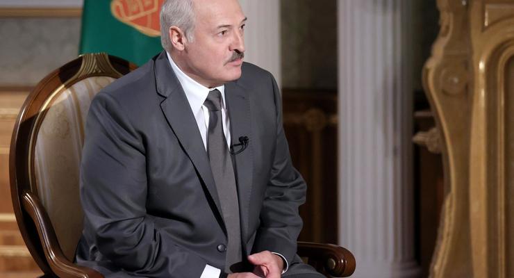 "На танке, БМП, с автоматом": Лукашенко готов лично защищать Беларусь