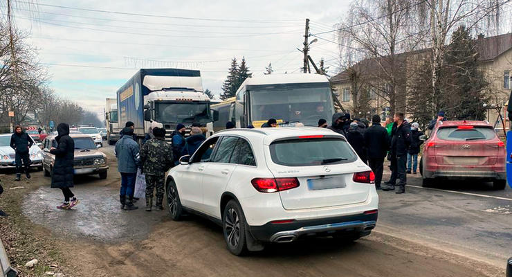 Тарифный протест на Буковине: Люди перекрыли дорогу