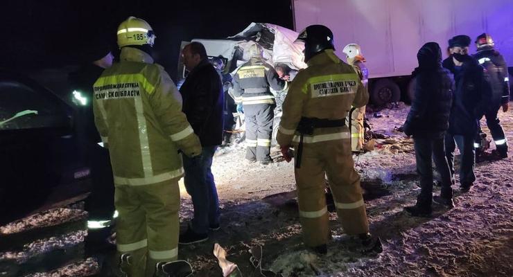 В России при столкновении микроавтобуса и фуры погибли 10 человек