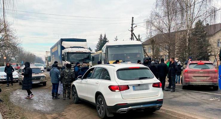 На Буковине в двух селах люди перекрыли дороги