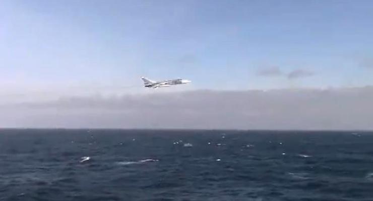 Российский Су-24 пролетел рядом с эсминцем США