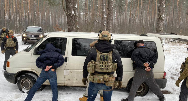 Под Киевом задержали нелегальных торговцев оружием