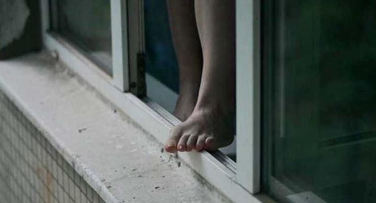 В Киеве девушка выпрыгнула из окна после ссоры с парнем