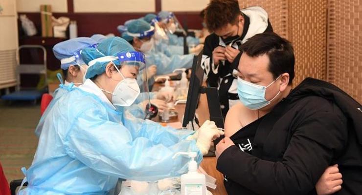 В Китае арестовали 80 человек за распространение поддельной COVID-вакцины