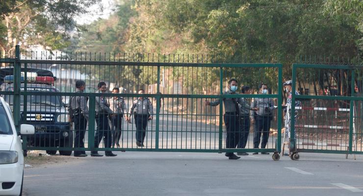В Мьянме военные закрыли авиасообщение