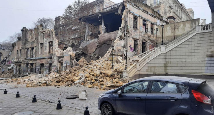Показано видео, как в историческом центре Одессы обвалился дом