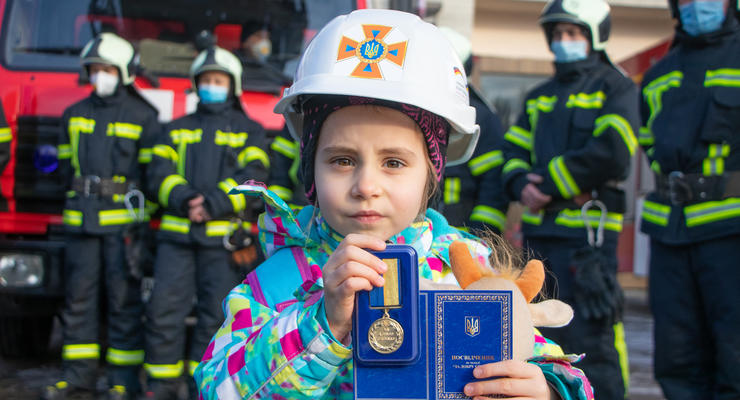 В Киеве 4-летняя девочка предотвратила пожар: Ее наградили орденом