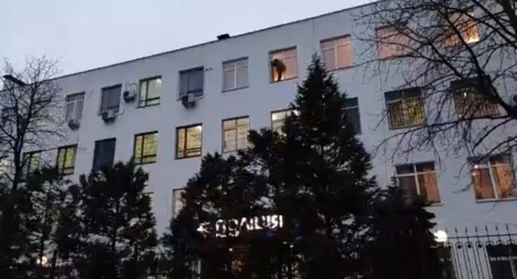 Задержанный в Киеве согласился слезть с окна отделения полиции