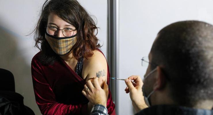 Несколько стран ЕС перепродадут Украине излишки COVID-вакцин