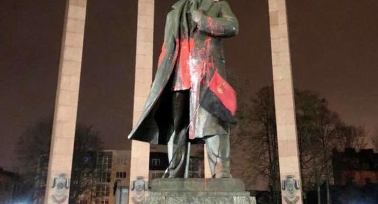 Во Львове ночью осквернили памятник Бандере