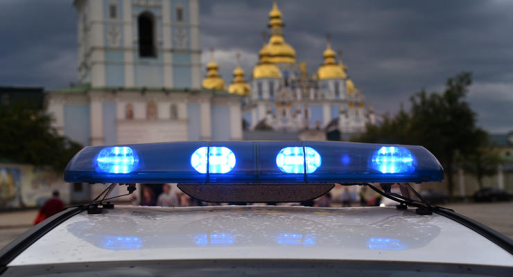 В Киеве трактор протаранил авто полиции