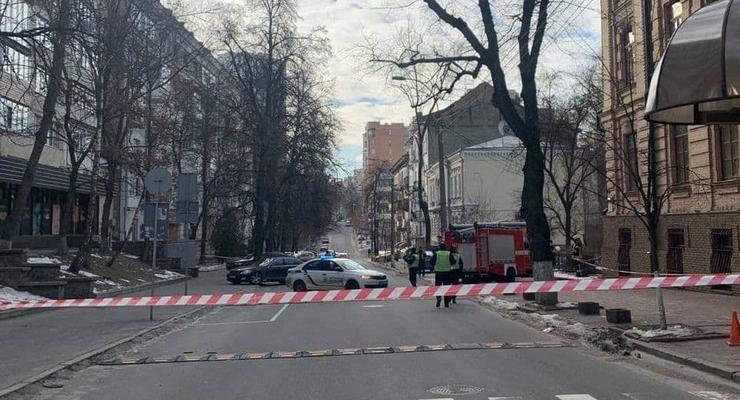 В Киеве из-за подозрительного предмета перекрыли улицу
