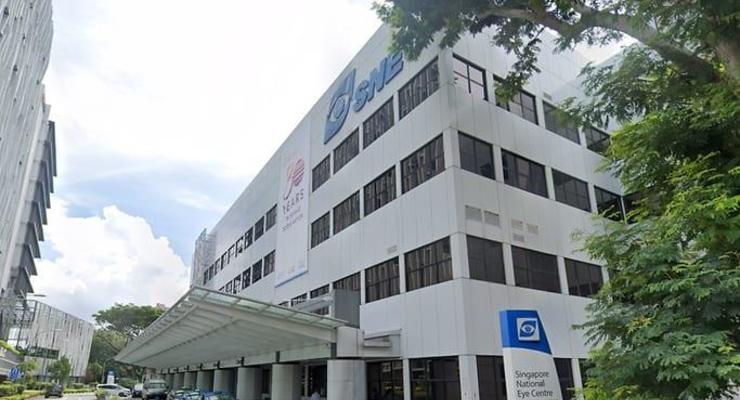 В Сингапуре медику ввели пятикратную дозу вакцины от Pfizer