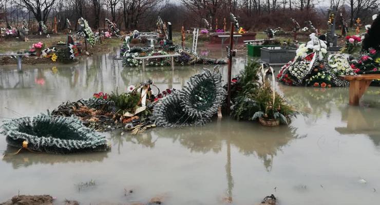 В Закарпатской области затопило кладбище