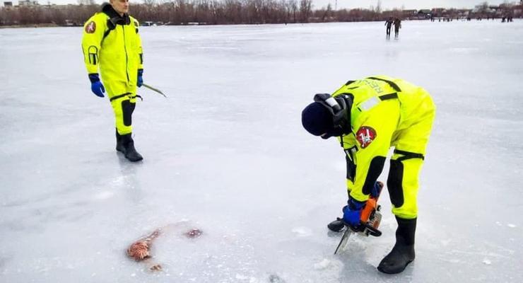 В Киеве спасатели доставали тело утопленника с помощью бензопилы