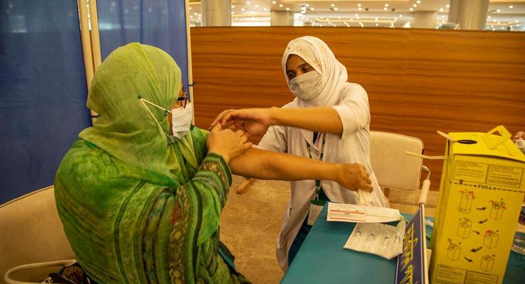 Массовая COVID-вакцинация началась в Бангладеш