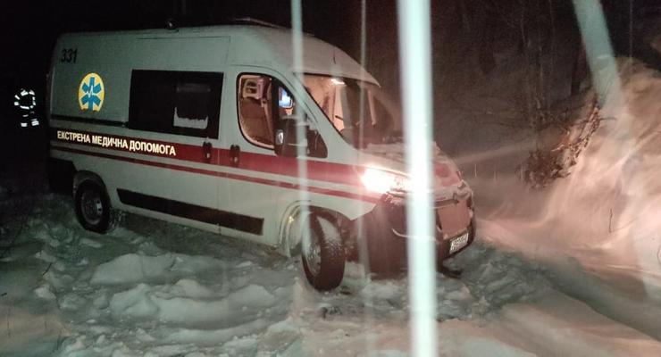 В Винницкой области в снегу увязла скорая по дороге к пациенту