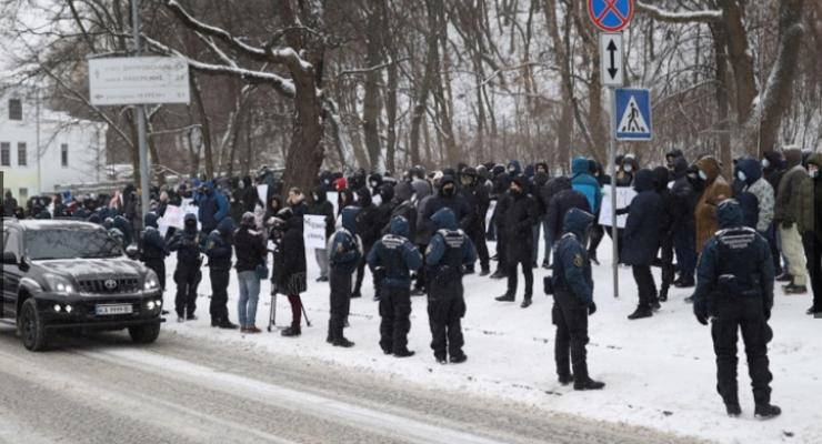 В Киеве протестуют у места проведения форума Зеленского