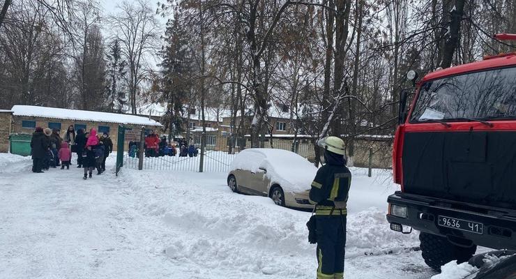 В Киеве горел детсад: Спасатели эвакуировали 124 ребенка