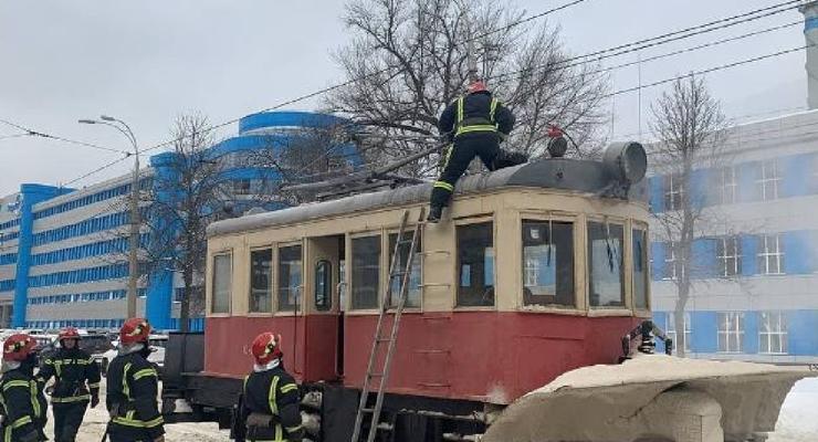 В Киеве спасатели потушили горящий трамвай